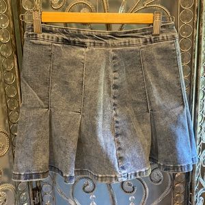 Pleated denim skirt